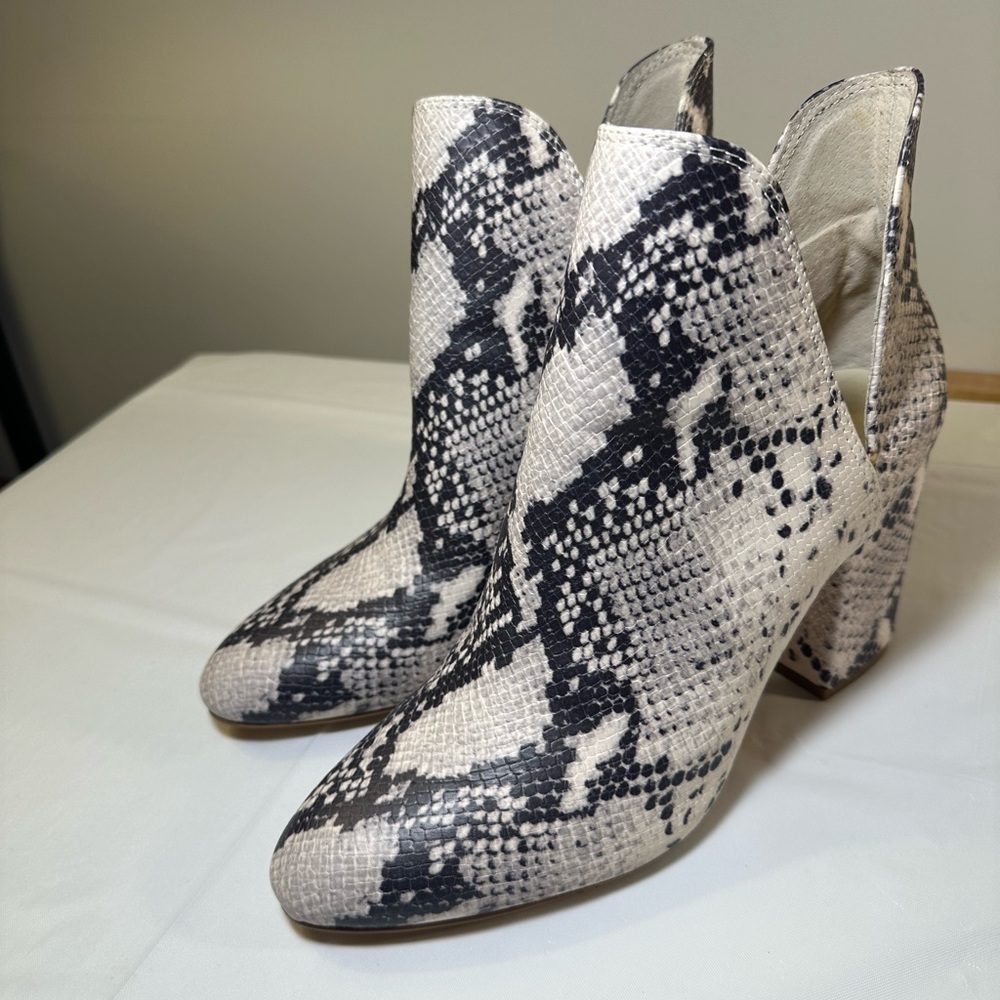 Steve Madden 8.5 Women’s Ankle Boots. Snake skin white